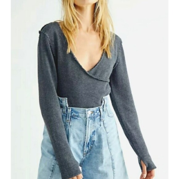 We The Free Like A Boss Tee Womens Size Small Dark Gray Raw Edges Knit NWT - Picture 1 of 16